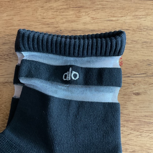 ALO Yoga Women's pulse Grip Socks black M/L retails $38 Pilates black - Picture 4 of 5